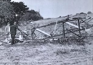 The wreckage of DH4b (A.S.6392) on Riddlesdown.  | Colin Lee 