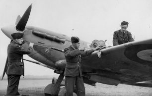 485 (New Zealand) Squadron - Re-arming a Spitfire, 1942
